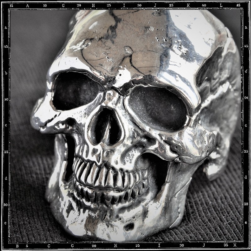 LIVE SKULL RING