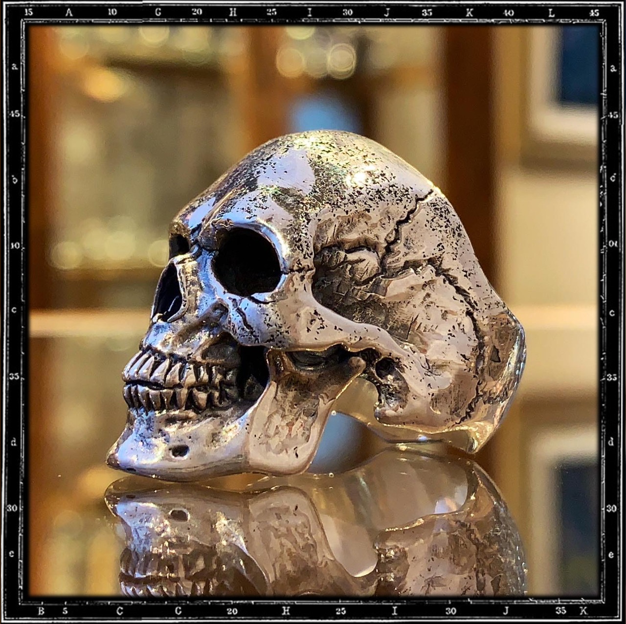 LIVE SKULL RING