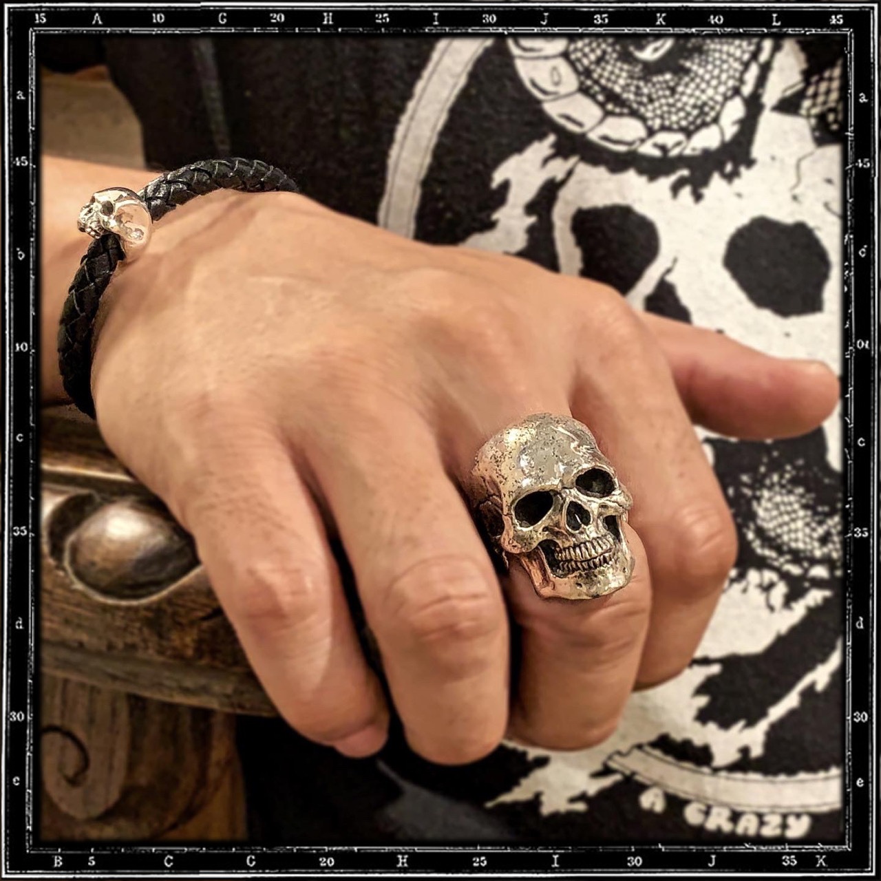 LIVE SKULL RING