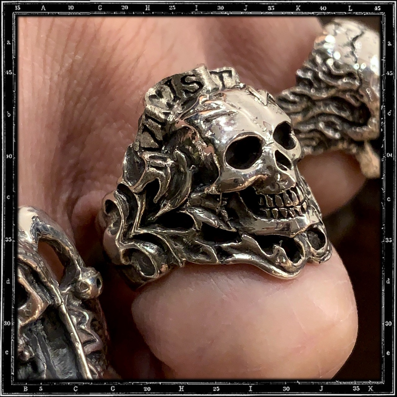 DVLCIS VITA SKULL RING