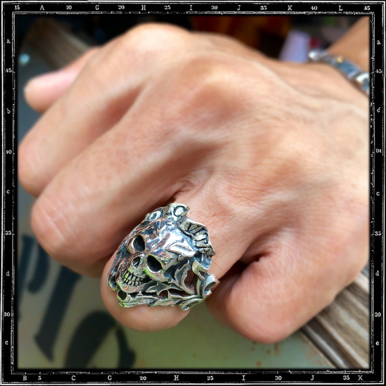 DVLCIS VITA SKULL RING