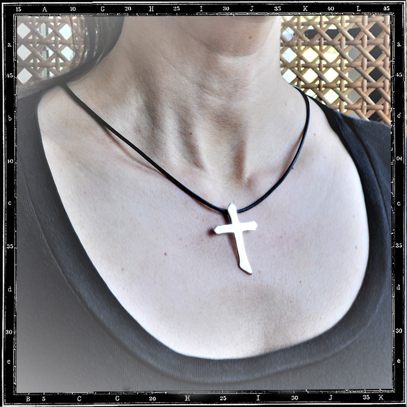 PLAIN CROSS PENDANT - MEDIUM