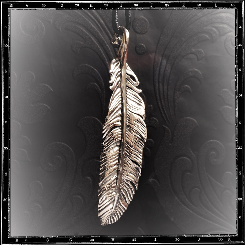 LOUVRES FEATHER PENDANT - LARGE