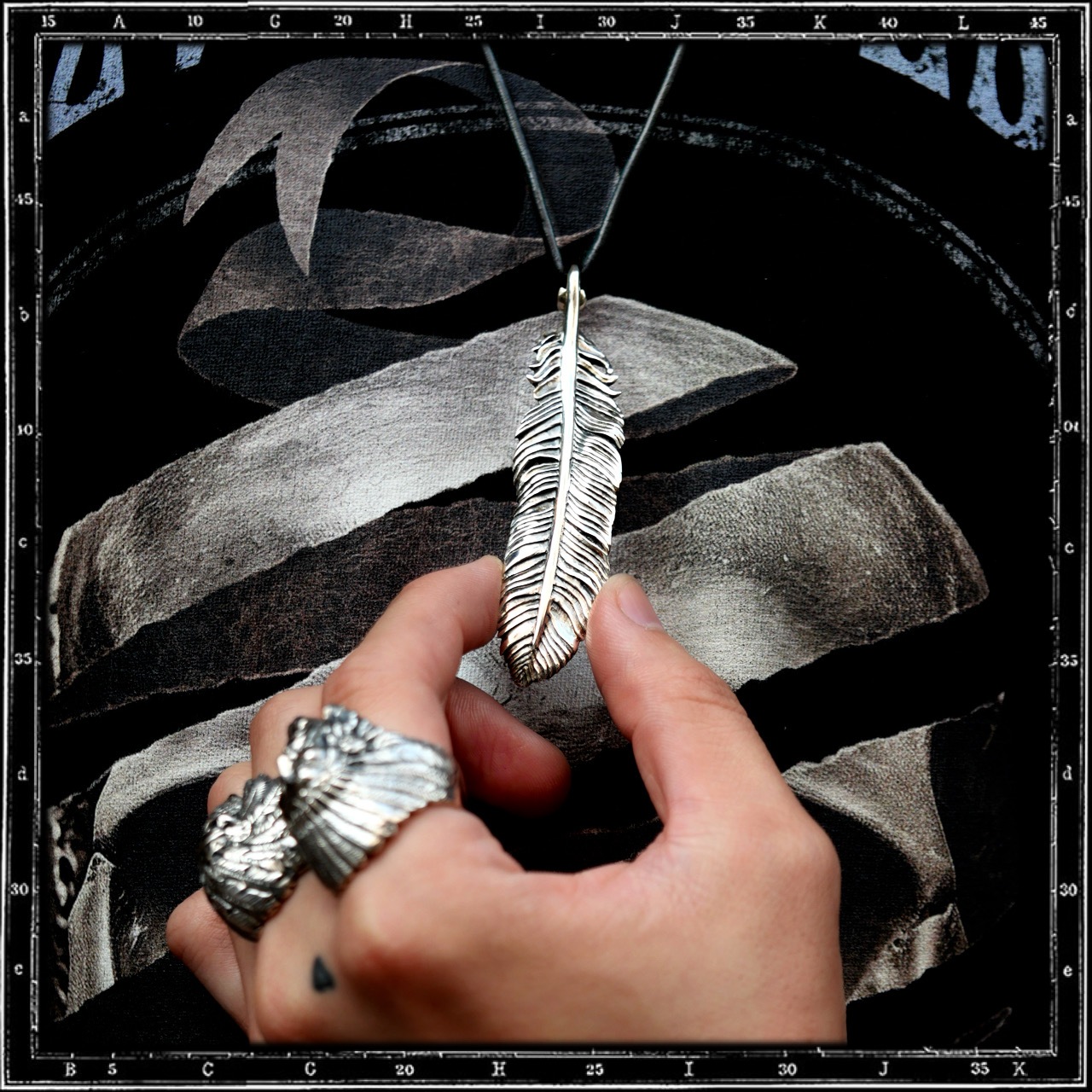 LOUVRES FEATHER PENDANT - LARGE