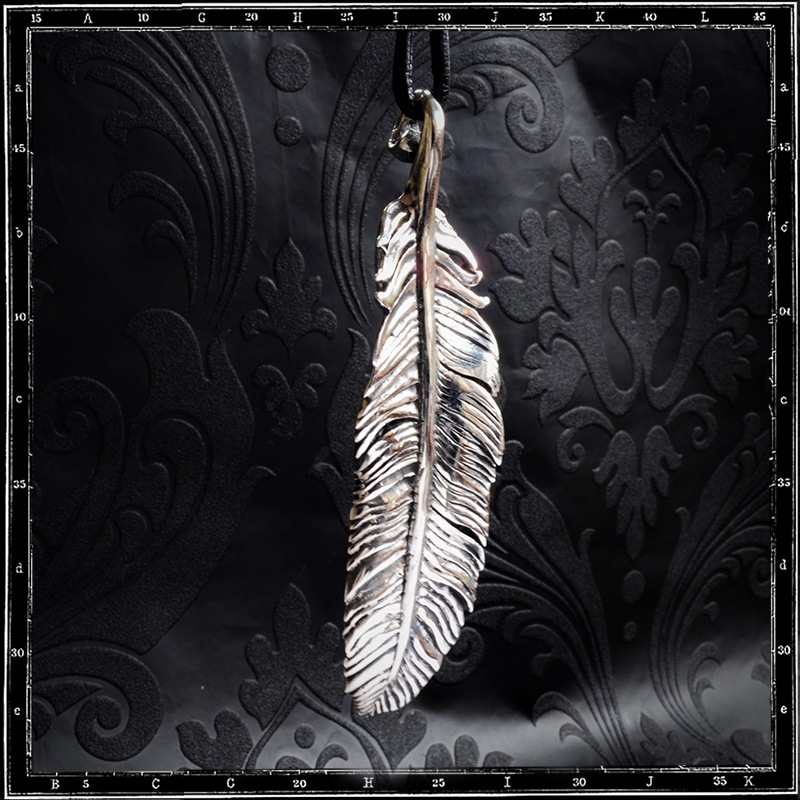 LOUVRES FEATHER PENDANT - LARGE