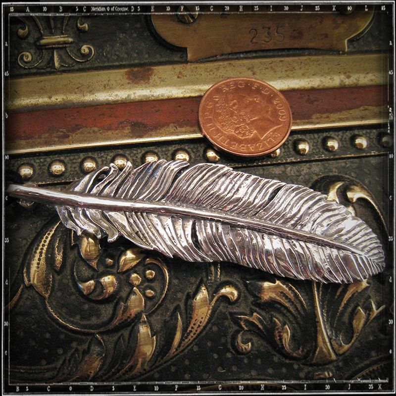 LOUVRES FEATHER PENDANT - LARGE