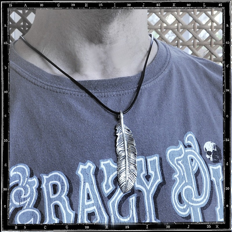 LOUVRES FEATHER PENDANT - LARGE