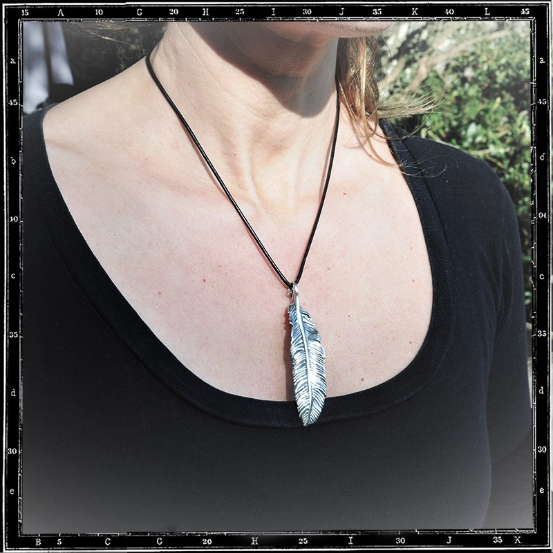 LOUVRES FEATHER PENDANT - LARGE