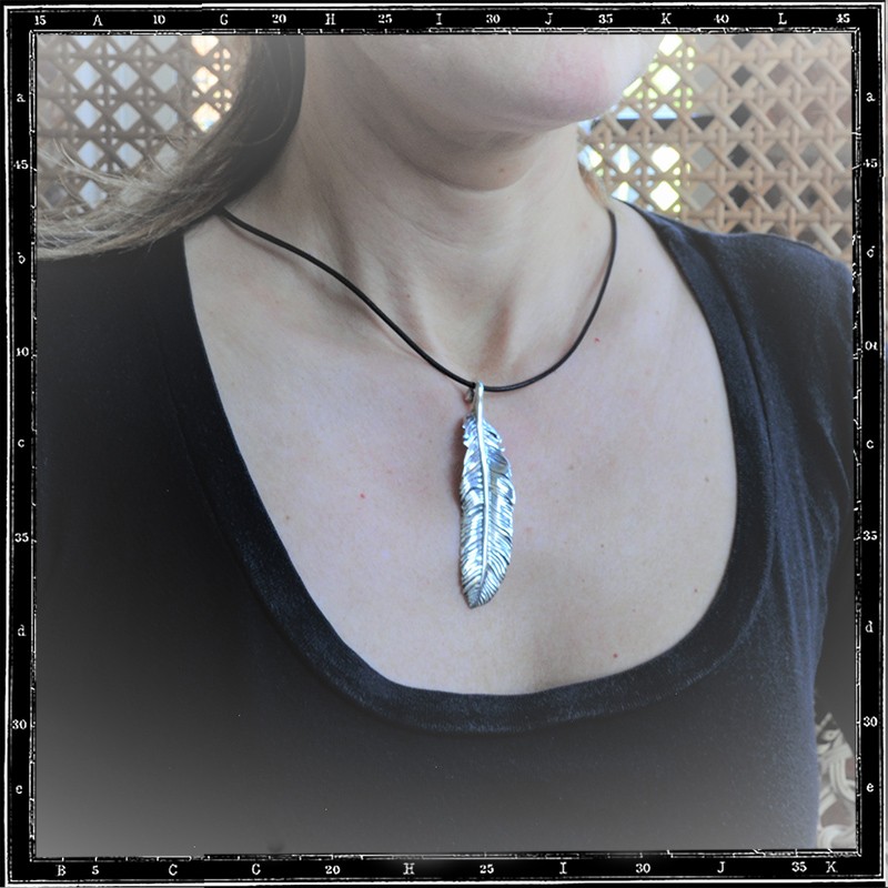 LOUVRES FEATHER PENDANT - LARGE