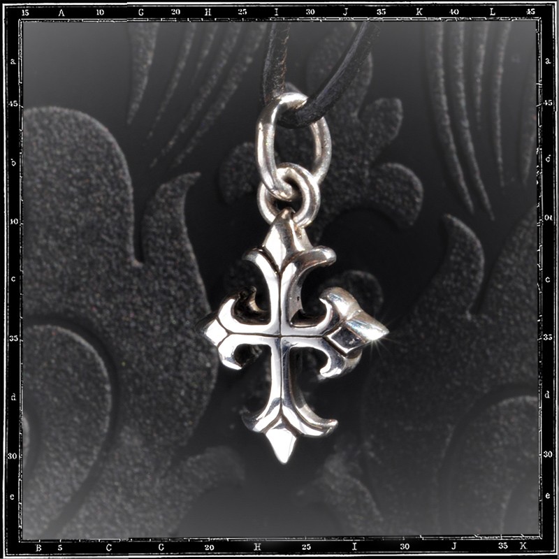 EXTRA SMALL TUDOR CROSS PENDANT