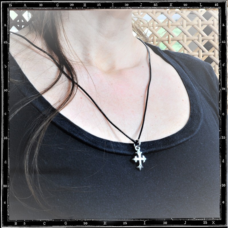 EXTRA SMALL TUDOR CROSS PENDANT