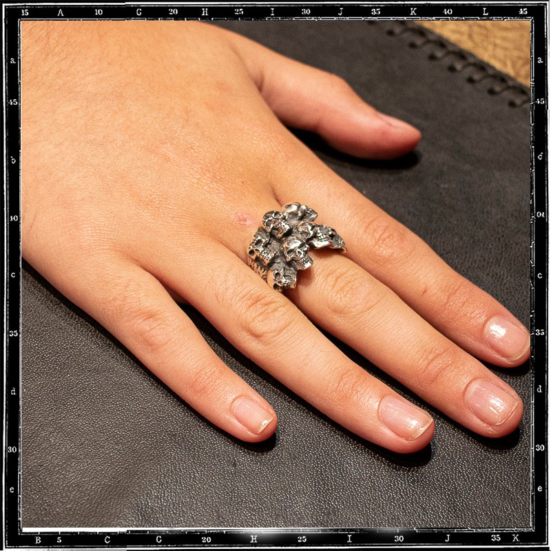 CATACOMBS SKULLS RING