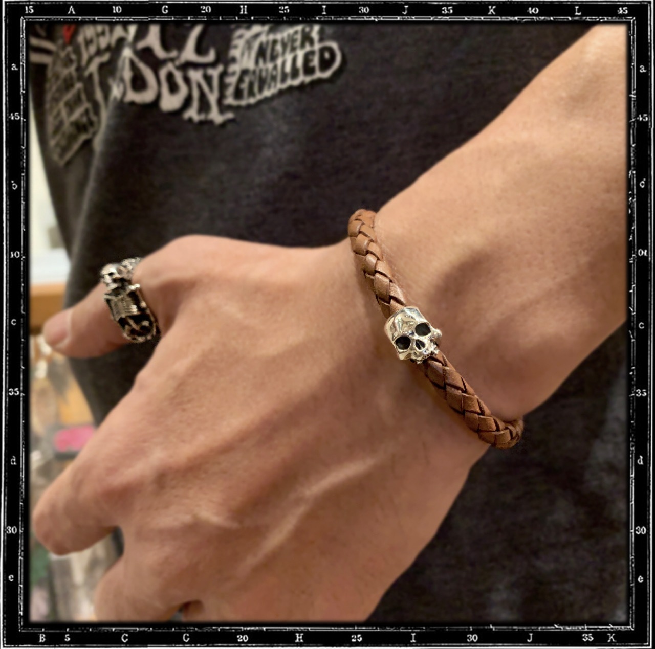 SINGLE SKULL BRAIDED LEATHER BRACELET