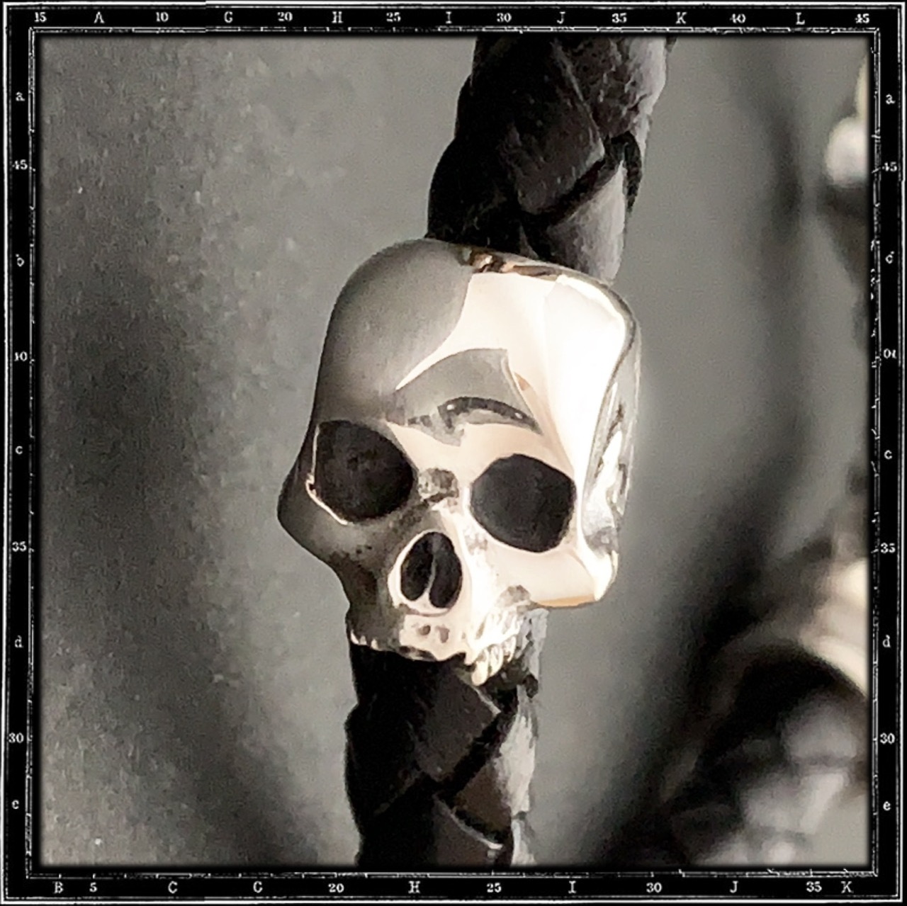 SINGLE SKULL BRAIDED LEATHER BRACELET