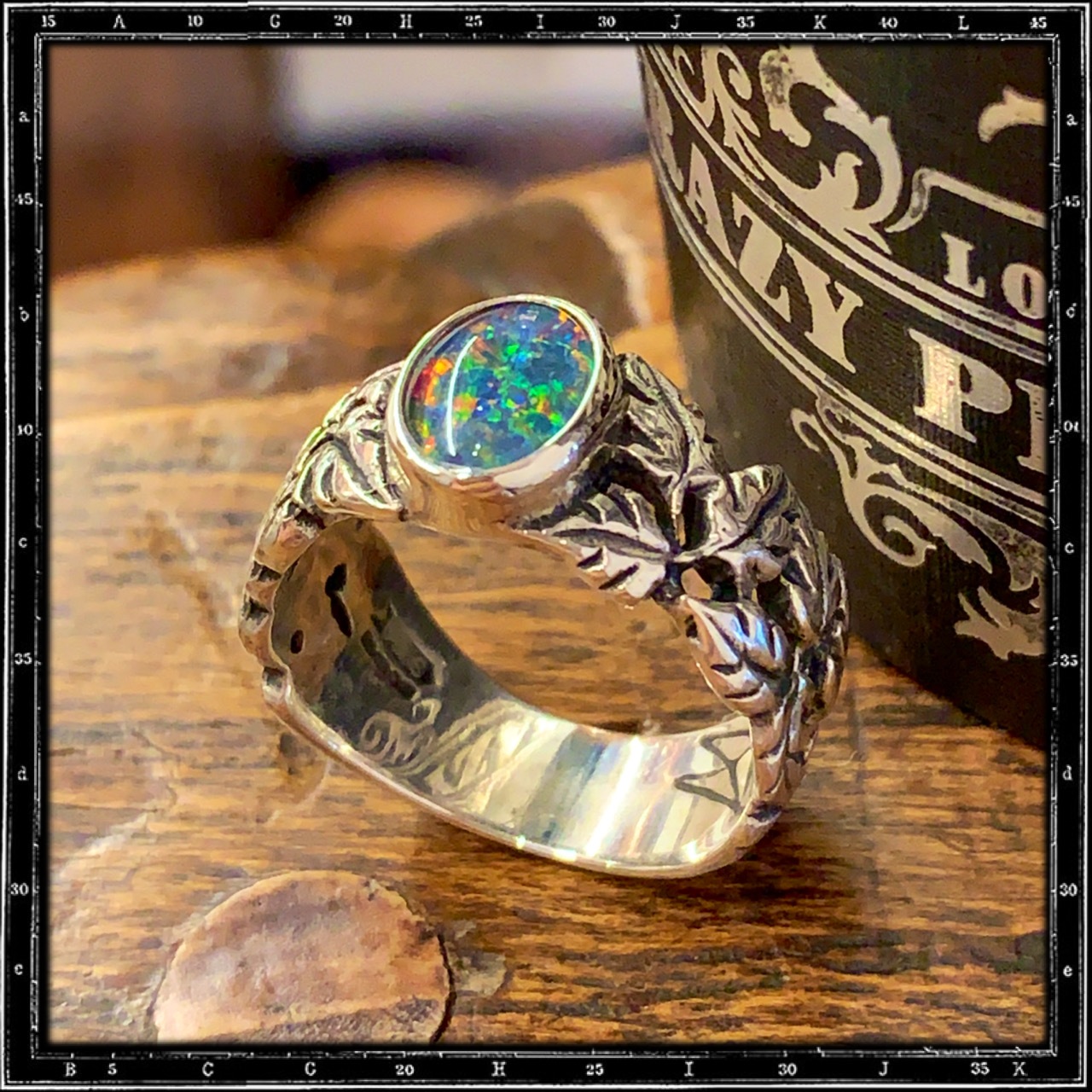 LEAVES BAND STONE RING