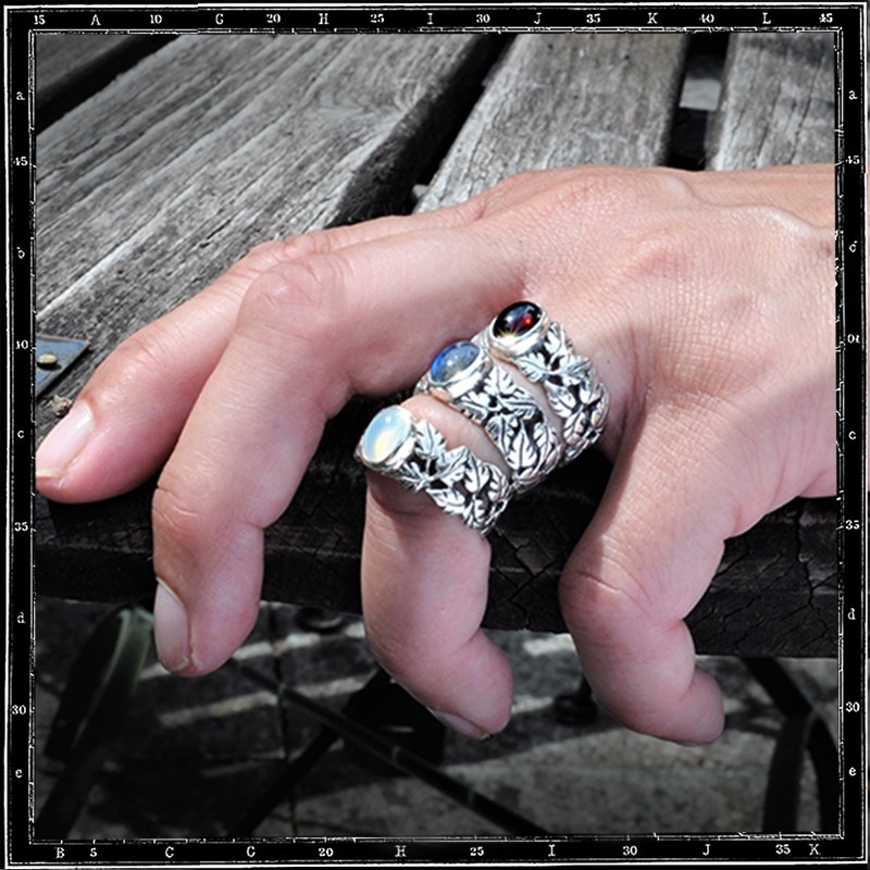 LEAVES BAND STONE RING