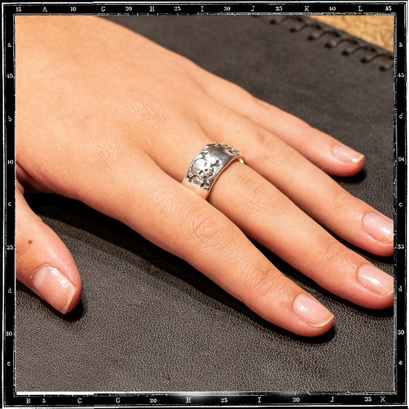 5 SKULLS & CROSSBONES BAND