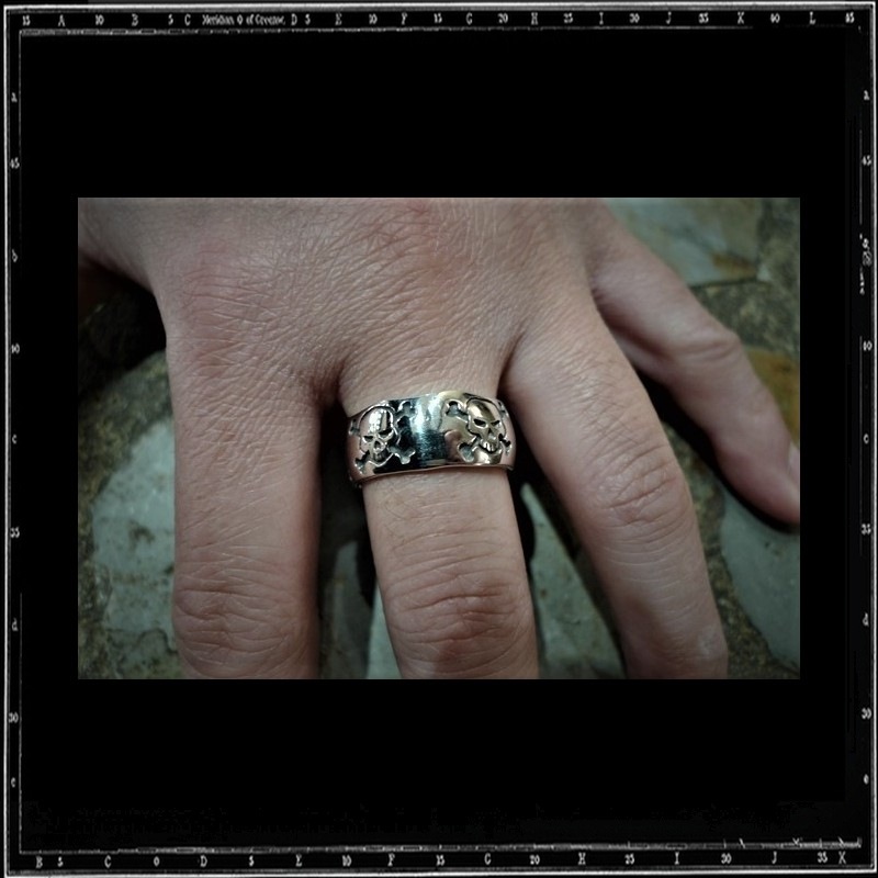 5 SKULLS & CROSSBONES BAND