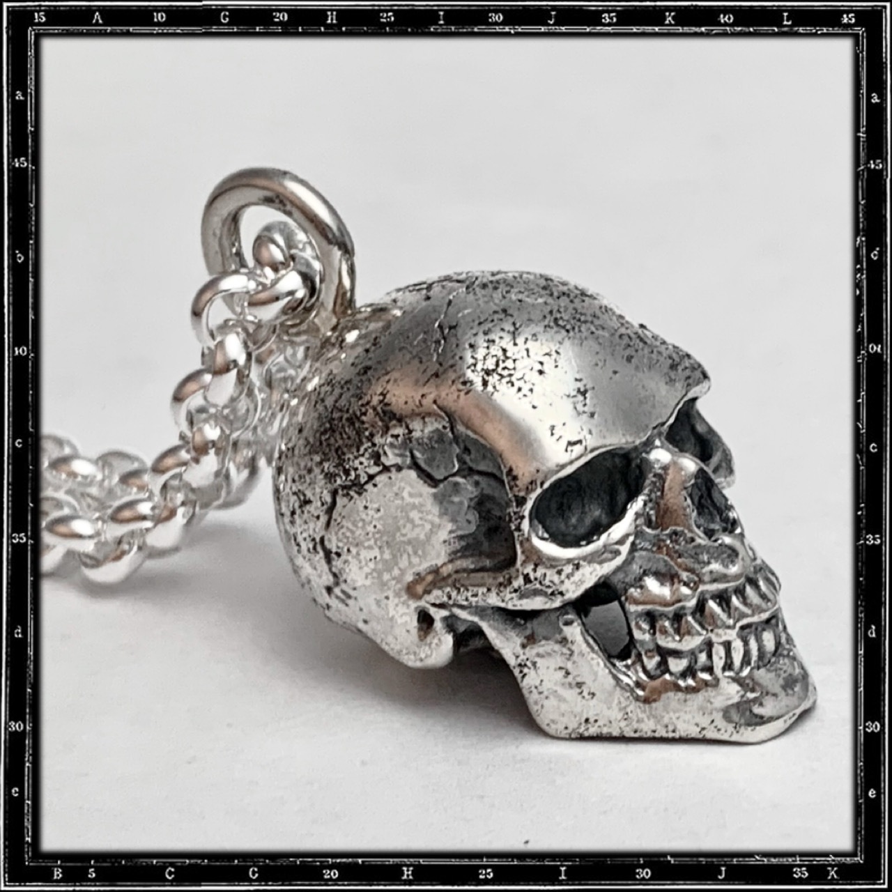 SOLID SKULL PENDANT