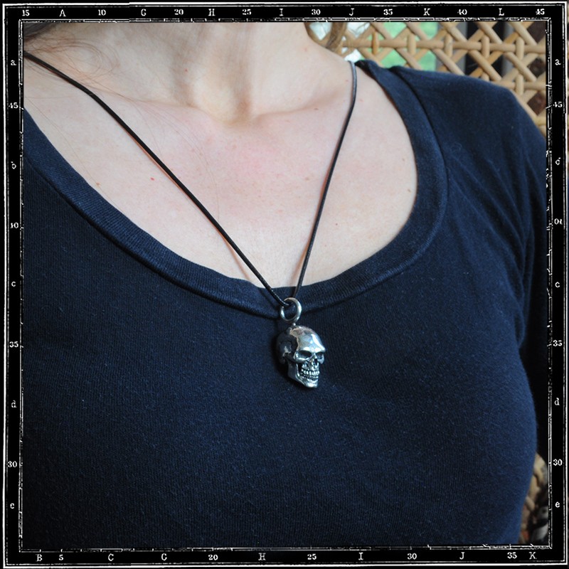 SOLID SKULL PENDANT