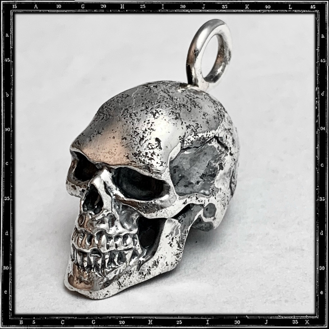 SOLID SKULL PENDANT