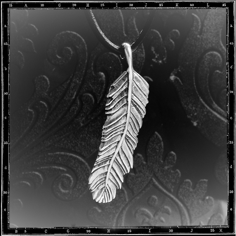 LOUVRES FEATHER PENDANT - MEDIUM