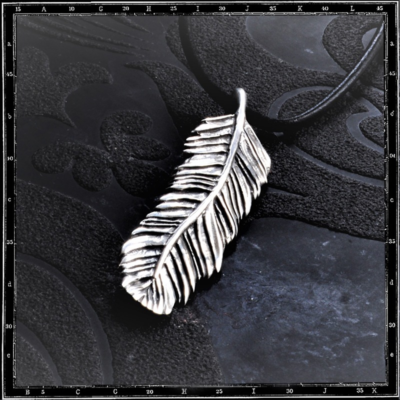 LOUVRES FEATHER PENDANT - MEDIUM