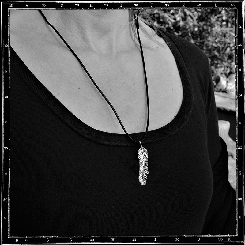 LOUVRES FEATHER PENDANT - MEDIUM