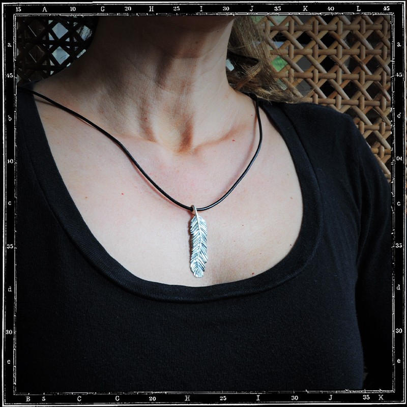LOUVRES FEATHER PENDANT - MEDIUM