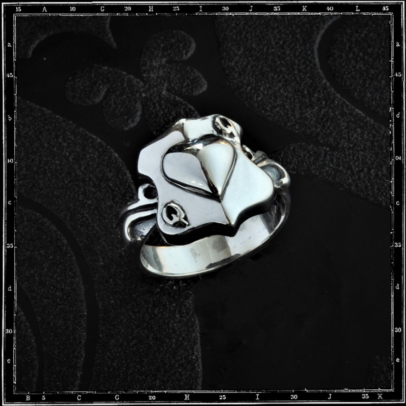 QUEEN OF HEARTS RING