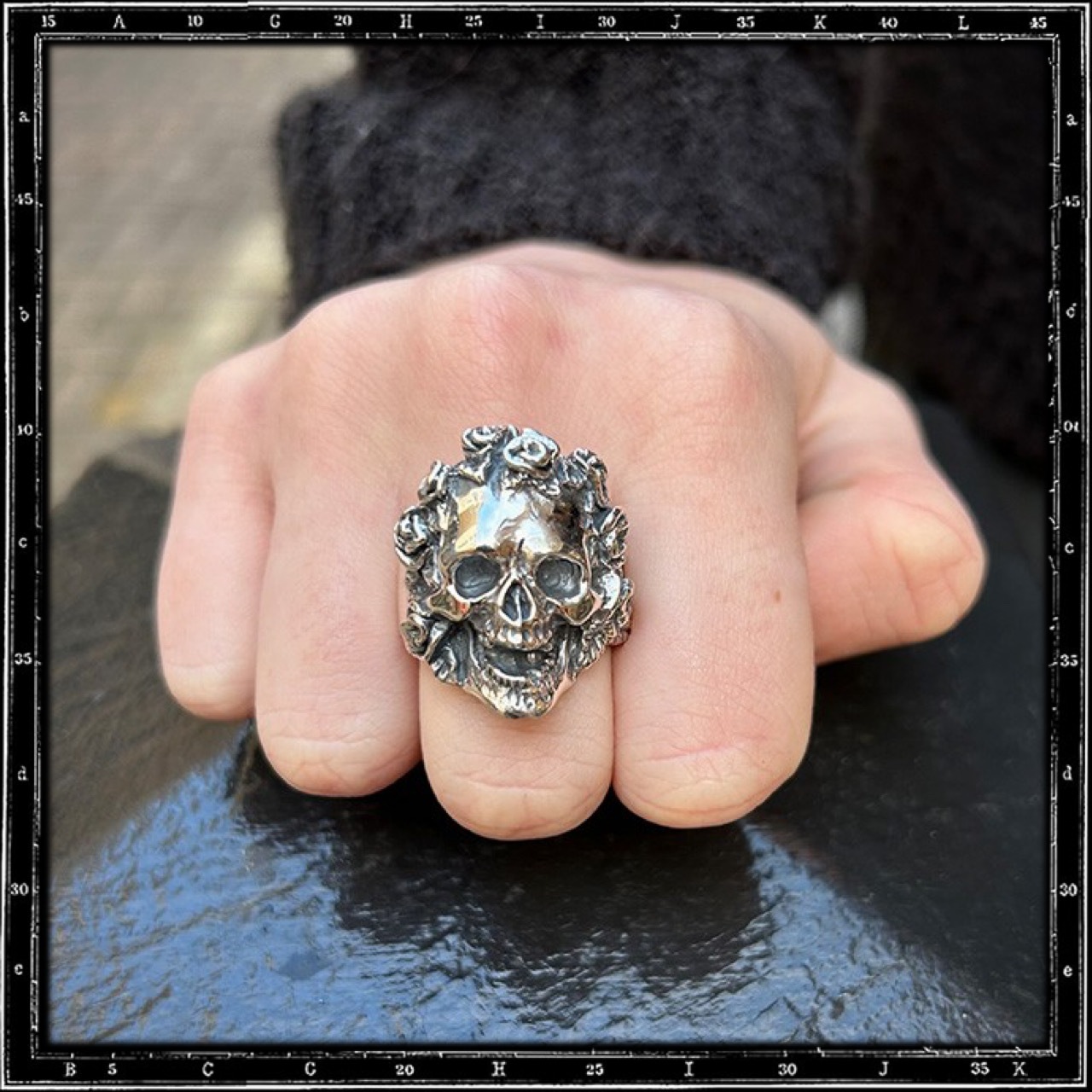 BED OF ROSES SKULL RING