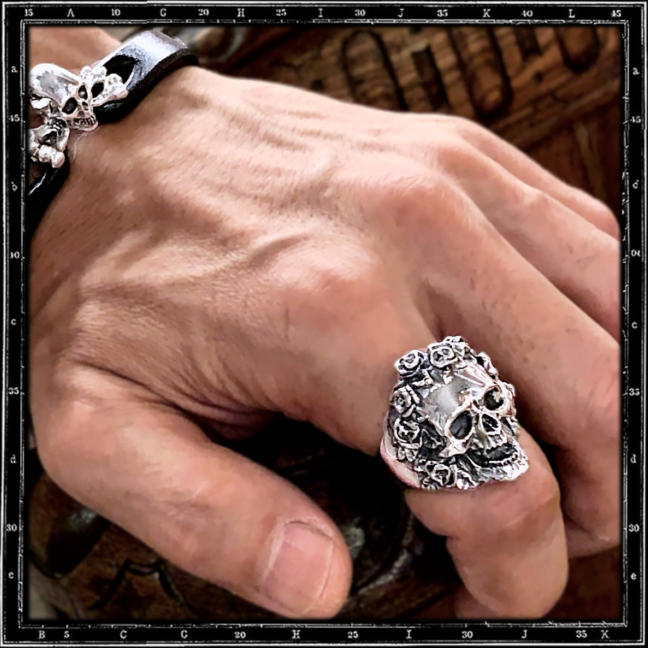 BED OF ROSES SKULL RING