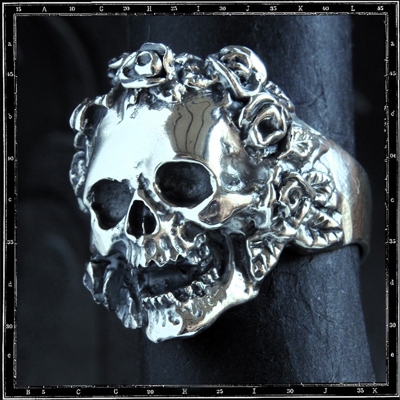 BED OF ROSES SKULL RING