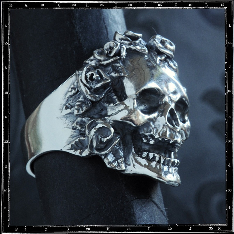 BED OF ROSES SKULL RING