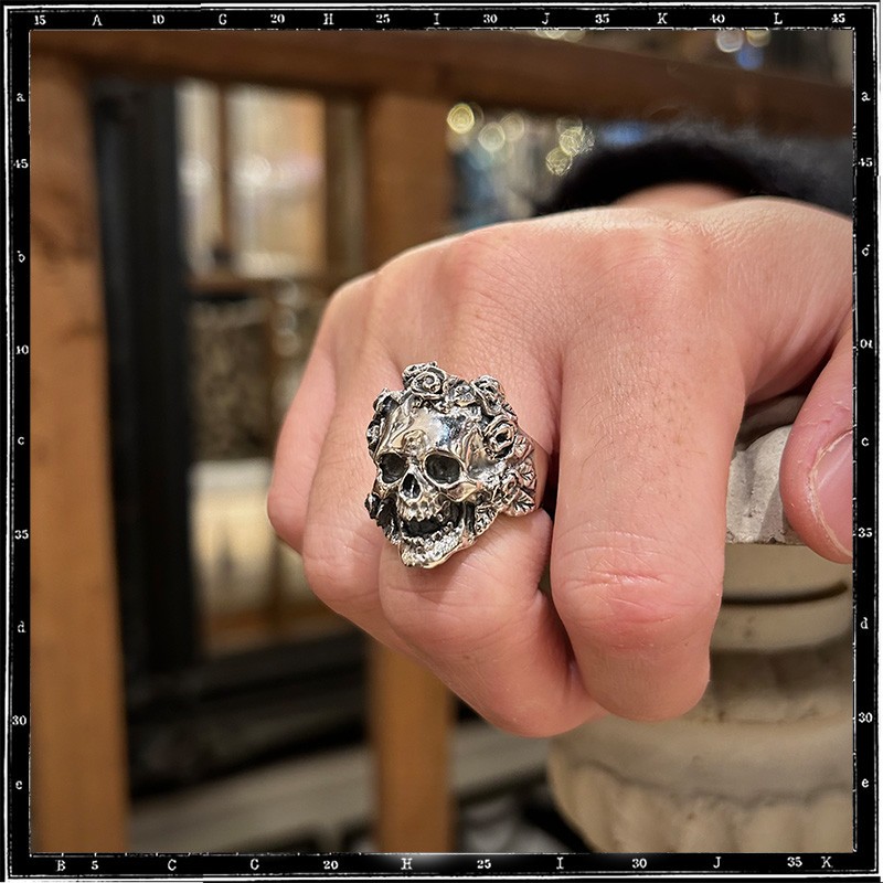 BED OF ROSES SKULL RING