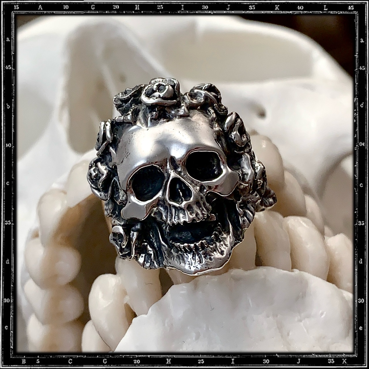 BED OF ROSES SKULL RING