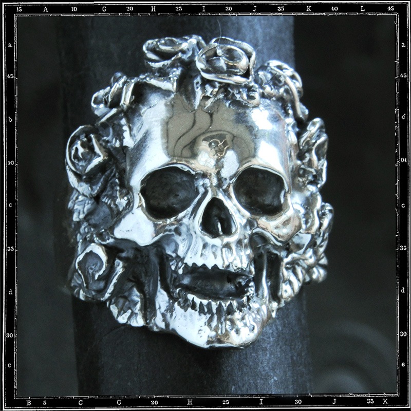 BED OF ROSES SKULL RING