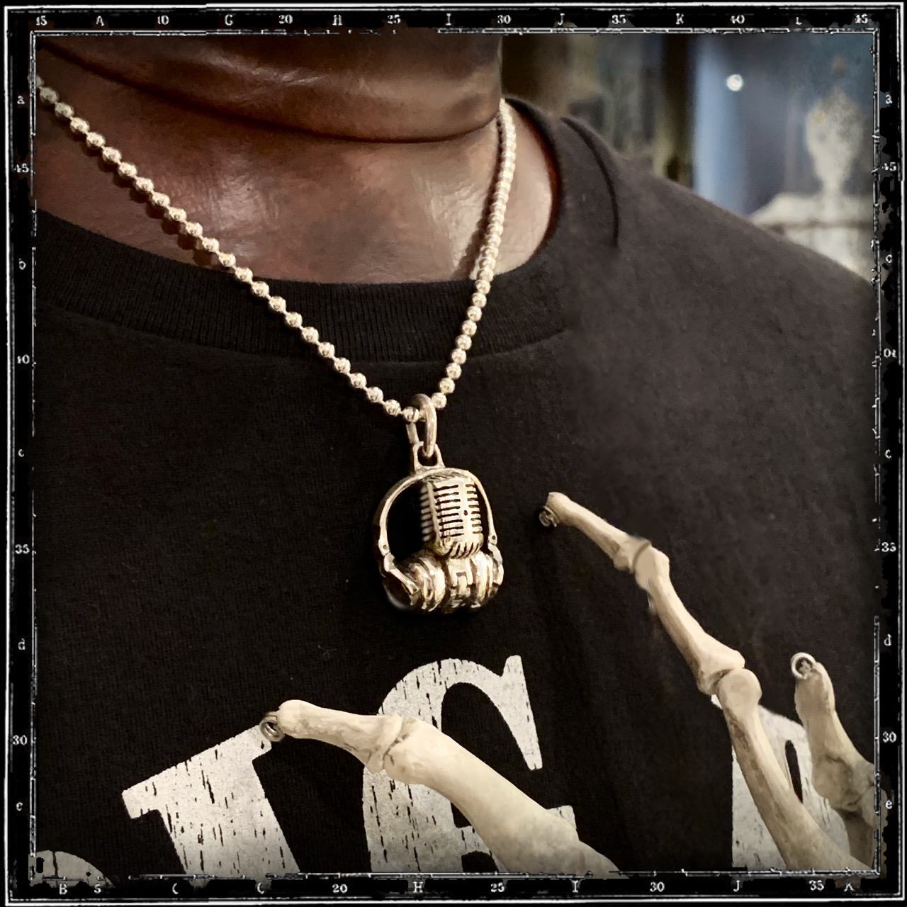 RADIO GA GA HEADPHONE & MIC PENDANT