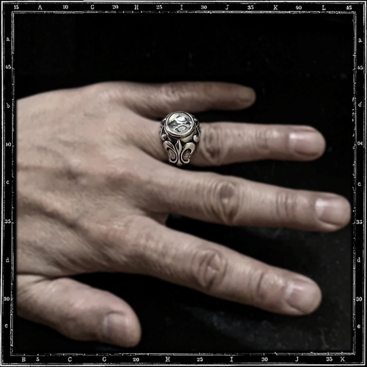 CRYSTAL FLEUR DE LYS RING