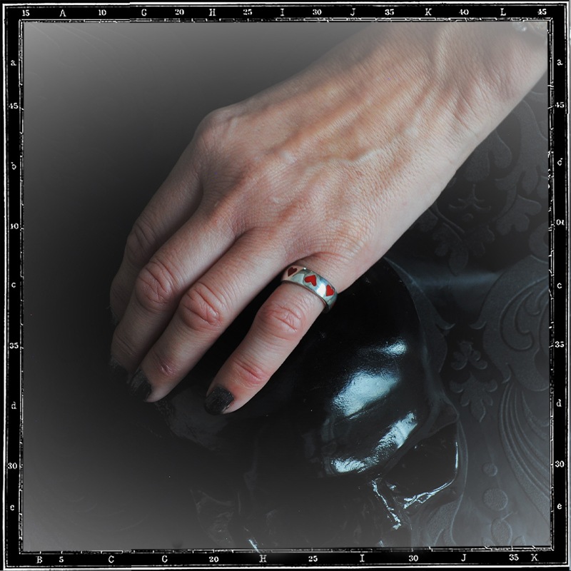 ENAMEL 8 HEARTS RING - SMALL