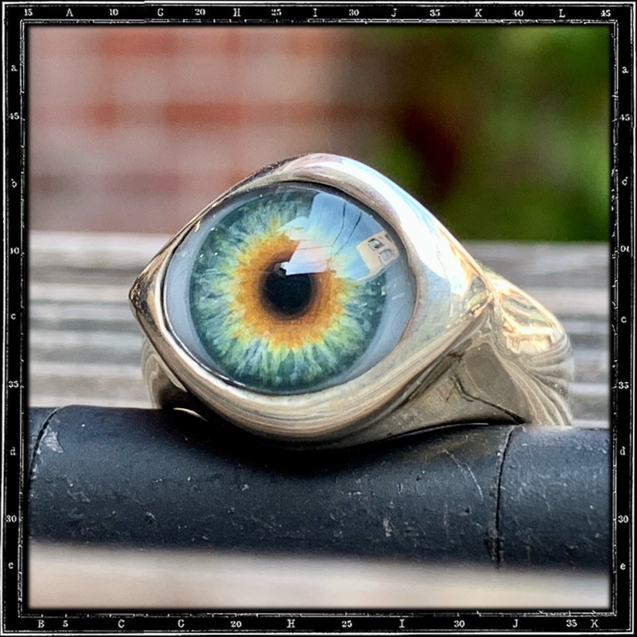 SMALL ROUND EYE RING