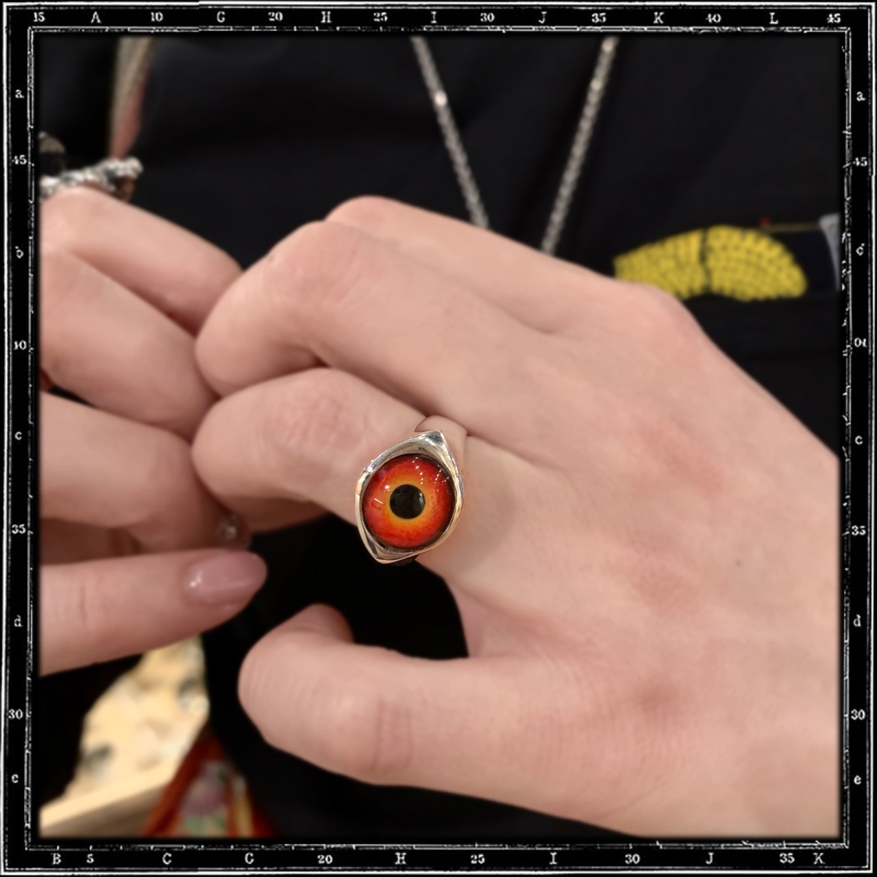 SMALL ROUND EYE RING