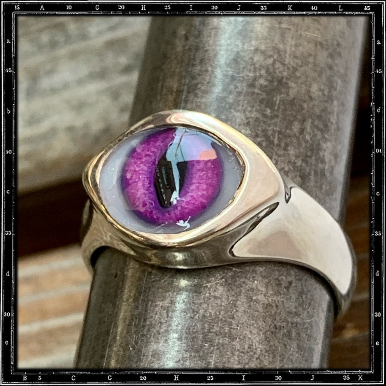 SMALL ROUND EYE RING