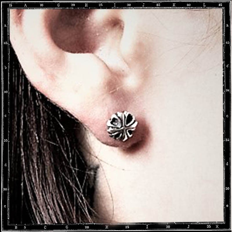 MINI TUDOR STUD EARRING