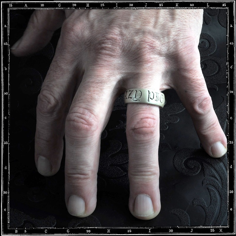 CRAZY PIG OLD ENGLISH RING