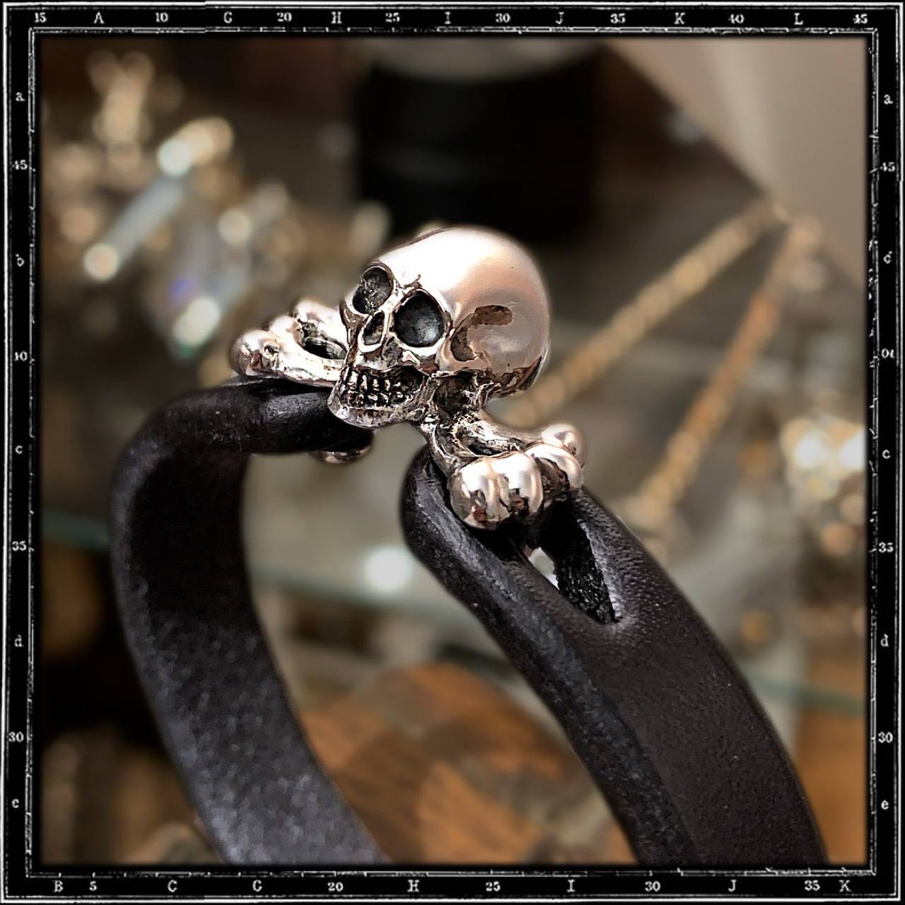 SKULL & CROSSBONES LEATHER BRACELET