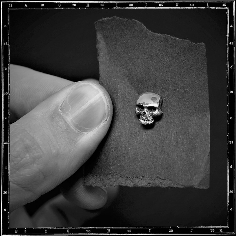 PLAIN SKULL STUD EARRING