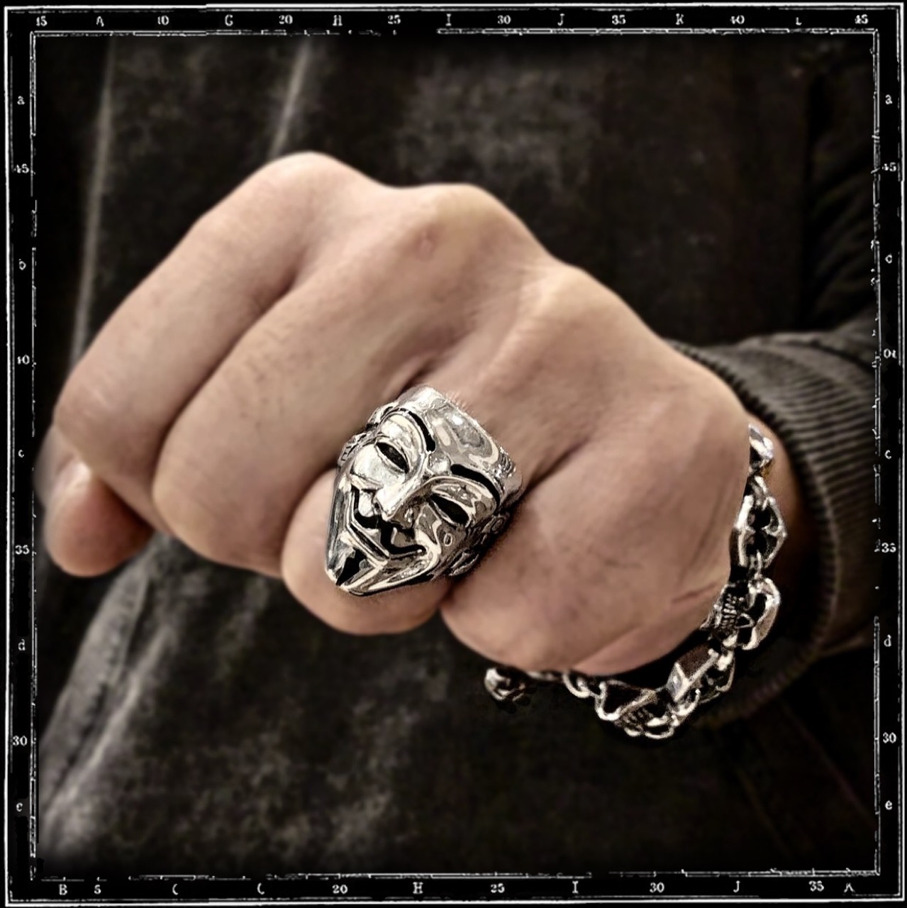 VENDETTA MASK RING