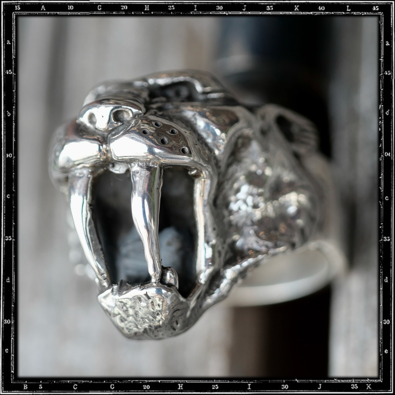SABER TOOTH TIGER RING | クレイジーピッグ公式オンラインストア