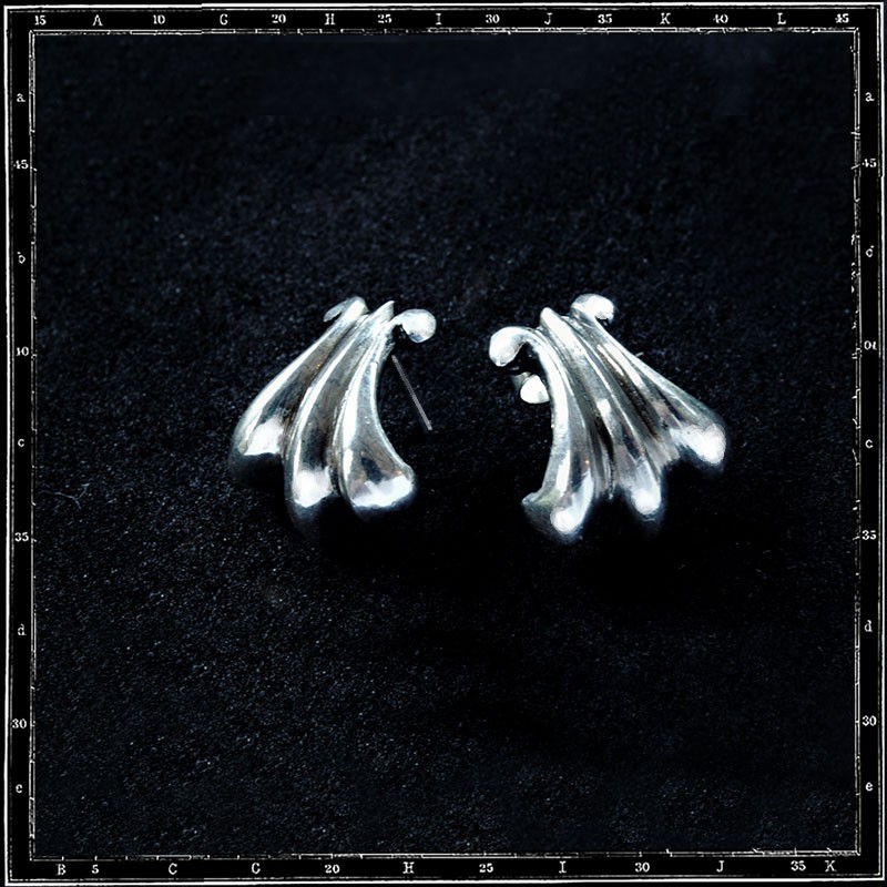 CLASSIC TUDOR STUD EARRING